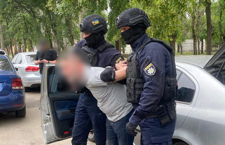 На Дніпропетровщині затримали чоловіків, які вимагали “борг” у підприємця, що займається ритуальним бізнесом (Відео)