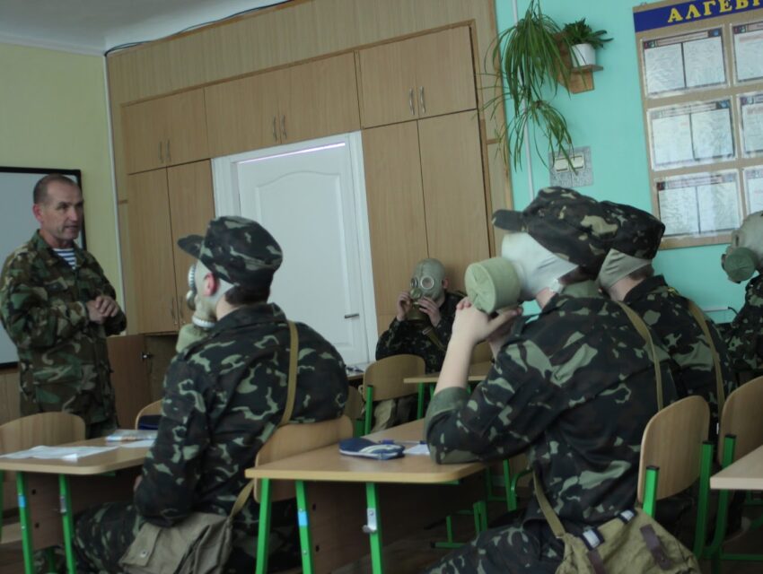 Управління безпілотниками, радіозв’язок та інші військові технології: українські школярі один день на місяць навчатимуться захисту України