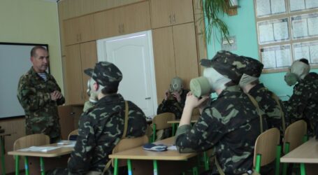 Управління безпілотниками, радіозв’язок та інші військові технології: українські школярі один день на місяць навчатимуться захисту України
