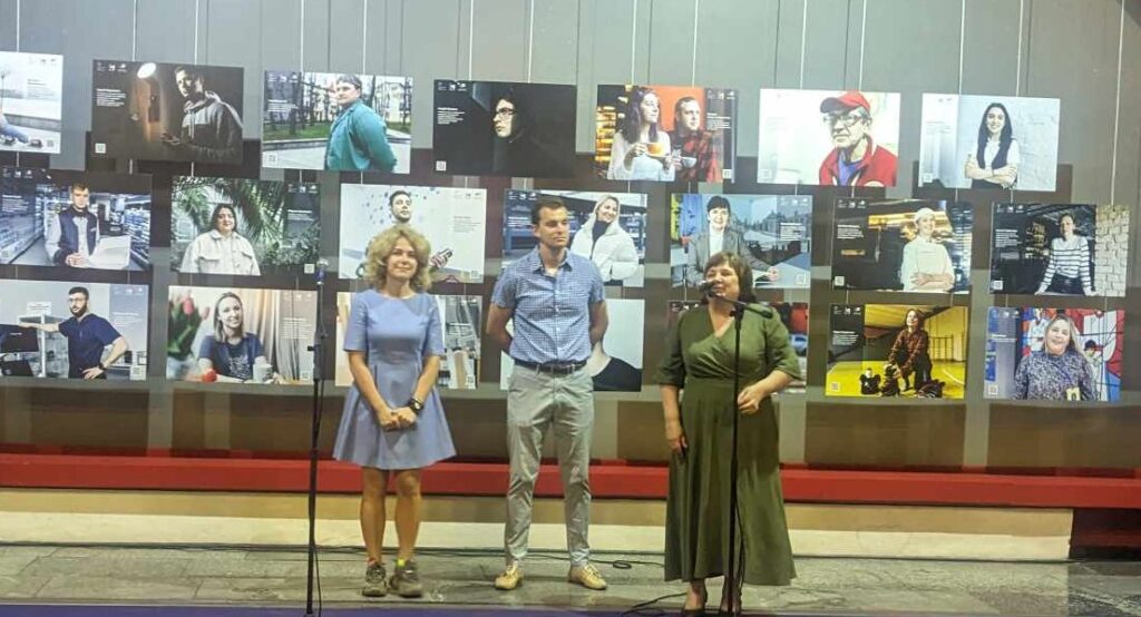 В Музеї історії Кам'янського відкрилась фотовиставка, що розповідає історії звичайних українців з Маріуполя на початку повномасштабного вторгнення - ФОТО