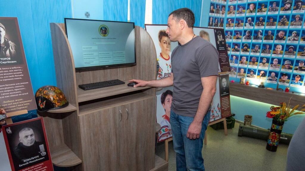 В Кам'янському презентували електронну книгу пам'яті загиблих на війні захисників - ФОТО