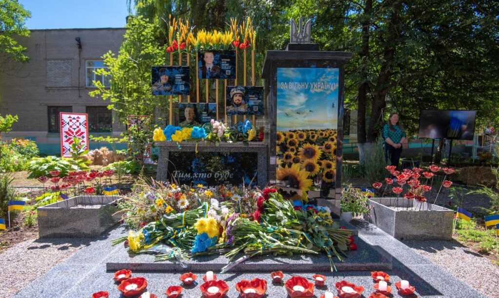 В Кам'янському відкрили Стелу пам'яті загиблим на війні захисникам — випускникам ліцею №22 - ФОТО