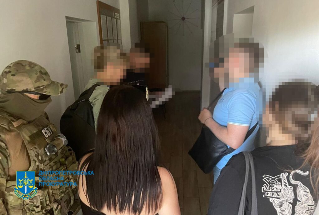 У Дніпрі затримали посадовців ритуальної служби, які «продавали» місця на міських цвинтарях за ціною майже в 10 разів вищу за офіційну - ФОТО