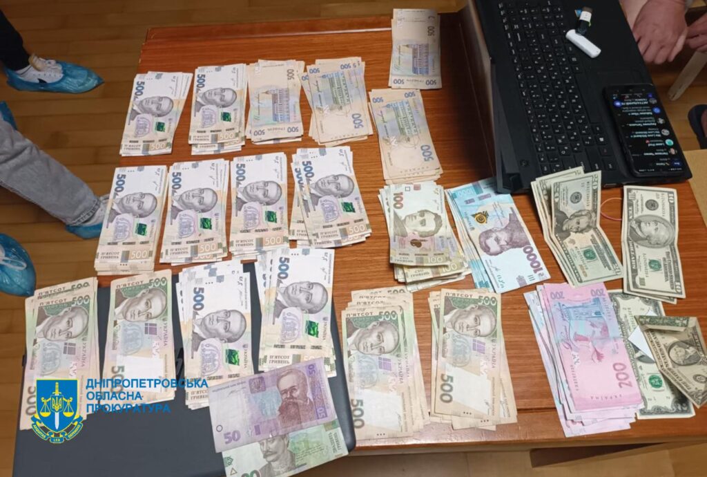 У Дніпрі затримали посадовців ритуальної служби, які «продавали» місця на міських цвинтарях за ціною майже в 10 разів вищу за офіційну - ФОТО