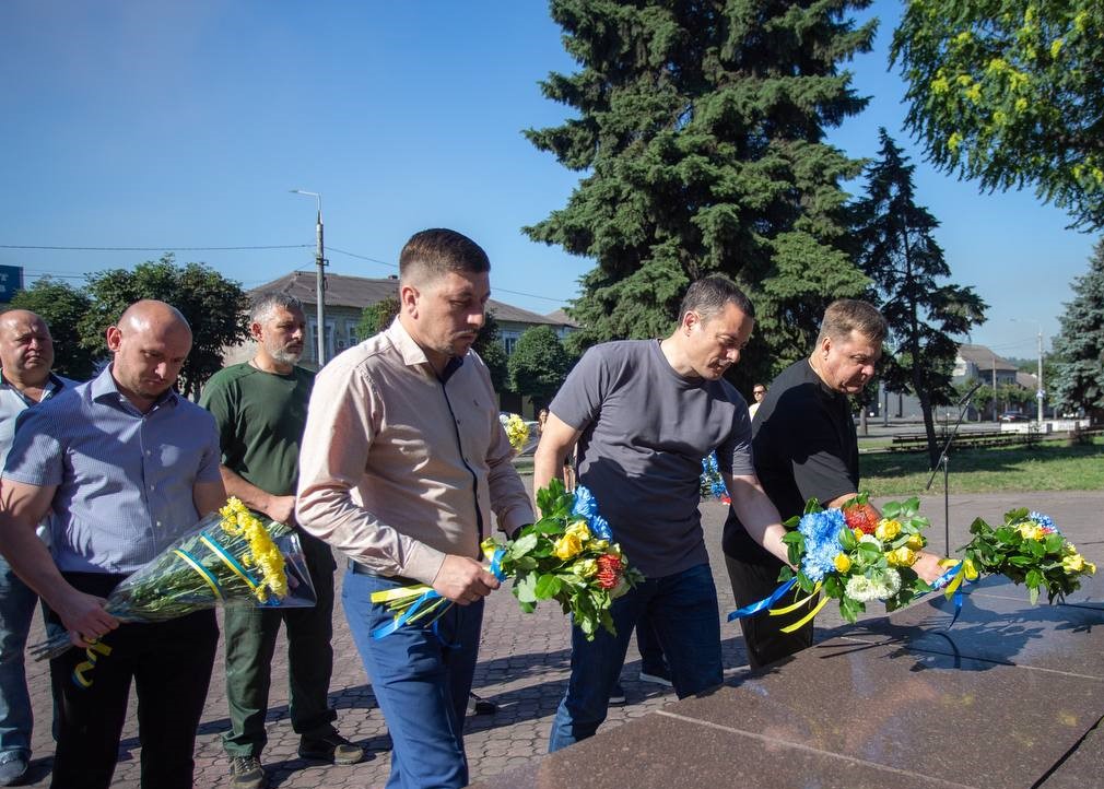 В Кам'янському у День Конституції України вшанували пам'ять загиблих захисників - ФОТО