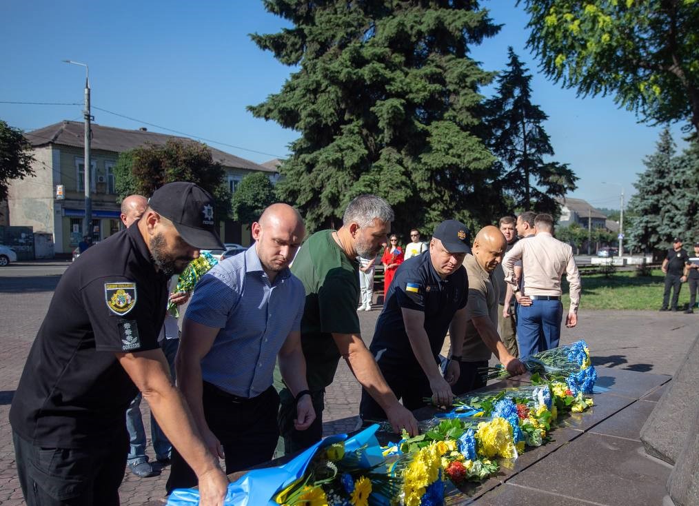 В Кам'янському у День Конституції України вшанували пам'ять загиблих захисників - ФОТО