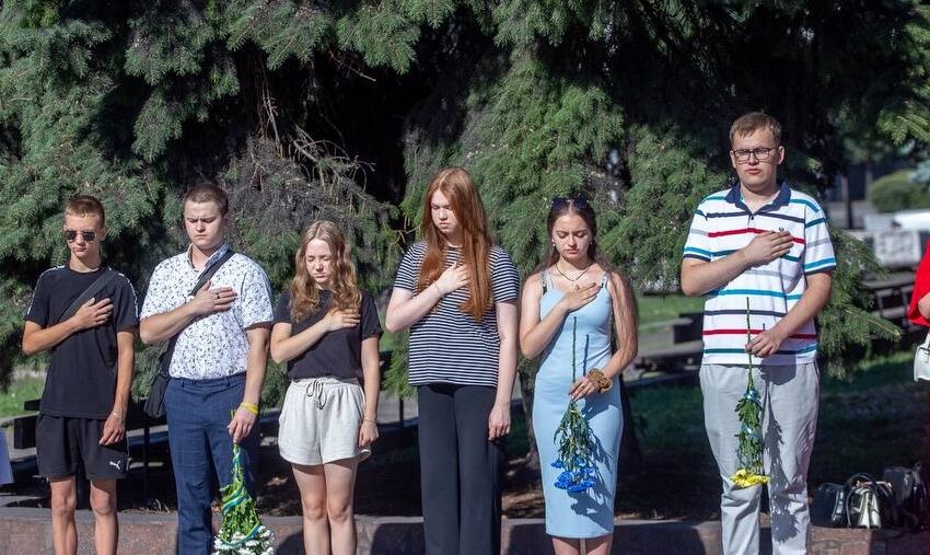 В Кам’янському у День Конституції України вшанували пам’ять загиблих захисників
