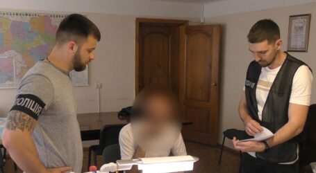 У Дніпрі затримали чоловіка, що намагався домовитись про відстрочку від мобілізації за 20 тис. грн.