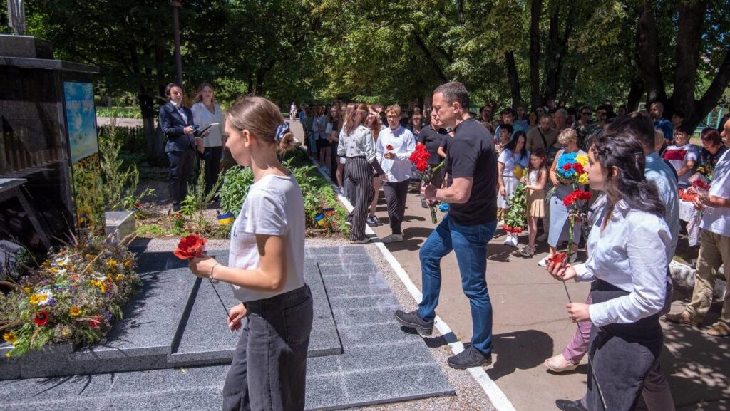 В Кам'янському відкрили Стелу пам'яті загиблим на війні захисникам — випускникам ліцею №22 - ФОТО
