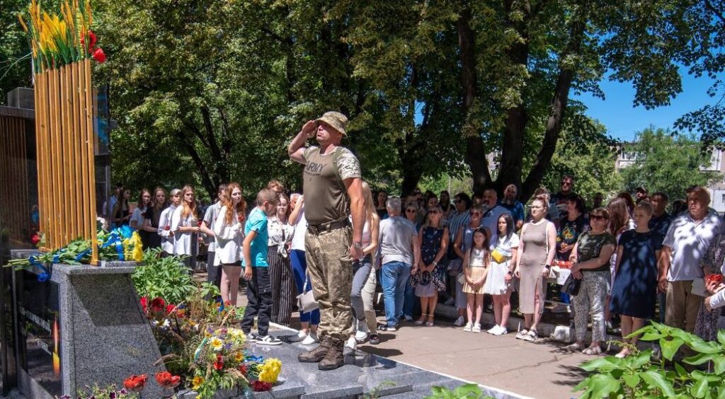 В Кам'янському відкрили Стелу пам'яті загиблим на війні захисникам — випускникам ліцею №22 - ФОТО