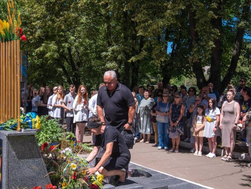 В Кам’янському відкрили Стелу пам’яті загиблим на війні захисникам — випускникам ліцею №22