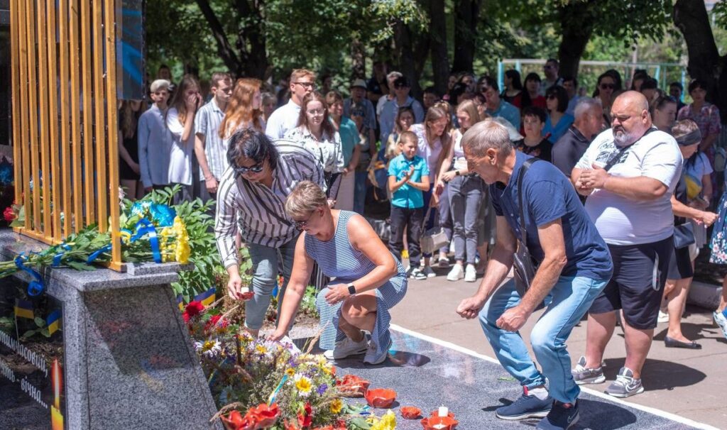 В Кам'янському відкрили Стелу пам'яті загиблим на війні захисникам — випускникам ліцею №22 - ФОТО