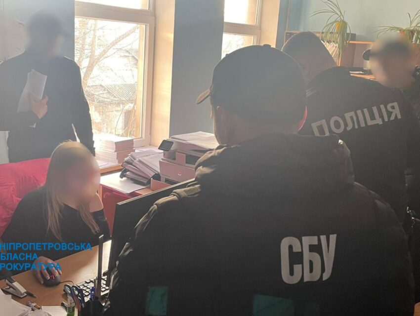 Закрили виконавчі провадження та скасували арешт на нерухомість: в Кам’янському за одержання хабаря судитимуть ексслужбовців державної виконавчої служби