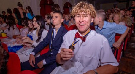 Понад тисяча випускників шкіл в Кам’янському сьогодні прощатимуться зі своєю школою