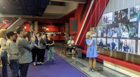 В Музеї історії Кам’янського відкрилась фотовиставка, що розповідає історії звичайних українців з Маріуполя на початку повномасштабного вторгнення