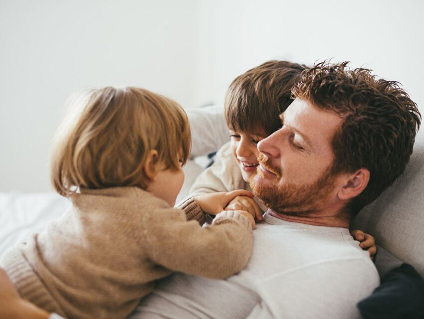 В Кам’янському чоловікам, які самостійно виховують дітей, до Дня батька подарували безплатні білети на паркові атракціони
