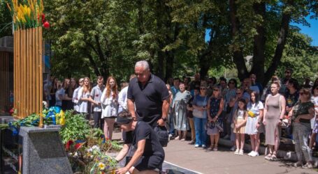 В Кам’янському відкрили Стелу пам’яті загиблим на війні захисникам — випускникам ліцею №22