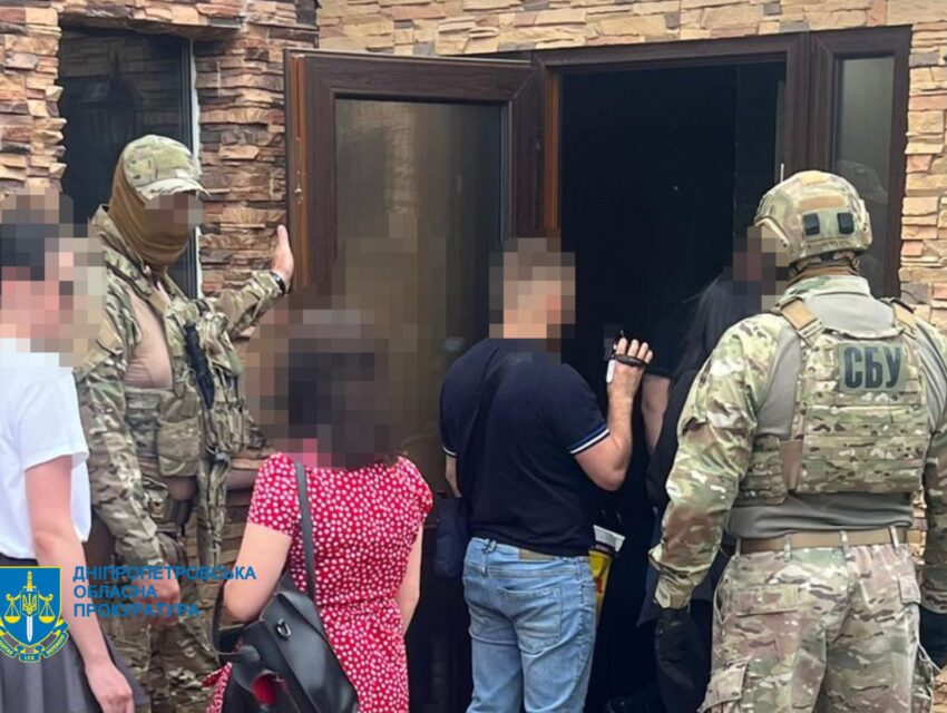 У Дніпрі затримали посадовців ритуальної служби, які «продавали» місця на міських цвинтарях за ціною майже в 10 разів вищу за офіційну