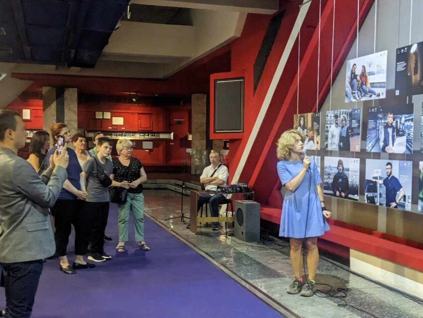 В Музеї історії Кам’янського відкрилась фотовиставка, що розповідає історії звичайних українців з Маріуполя на початку повномасштабного вторгнення