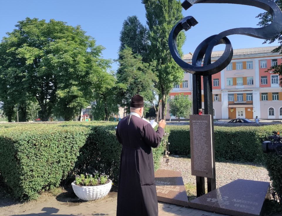 В Кам'янському сьогодні вшанували пам'ять загиблих у трамвайній трагедії, що сталась 28 років тому - ФОТО