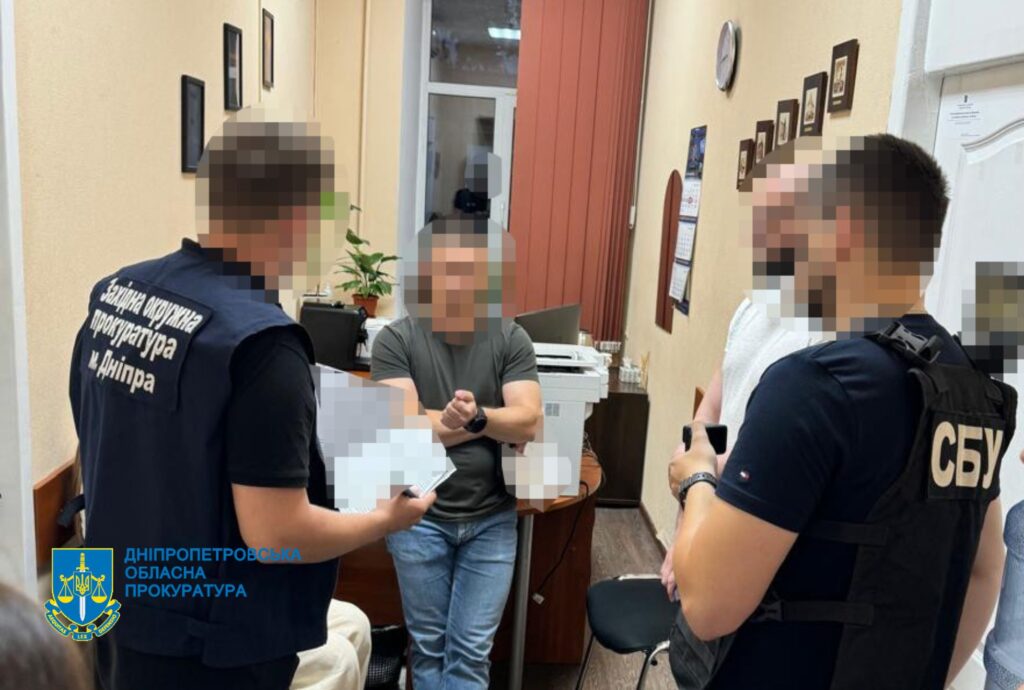 Посадовців Дніпровської міськради підозрюють у крадіжці бюджетних коштів на фіктивному ремонті бомбосховищ - ФОТО