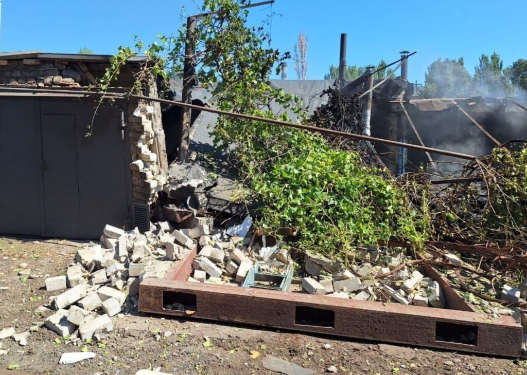 Ворог продовжував бити по Нікопольщині ввечері та вночі - ФОТО