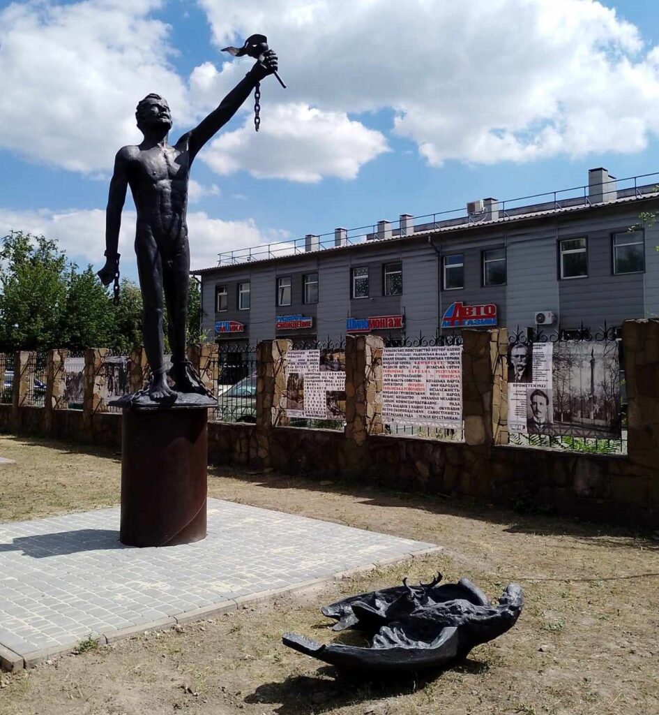Кам'янчан запрошують в Музей історії міста подивитись на відреставровану автентичну фігуру Прометея - ФОТО