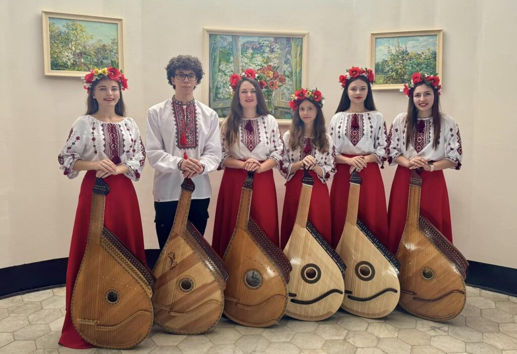 Кам'янські бандуристи підкорювали сцену Дніпровської філармонії ім. Л. Когана - ФОТО