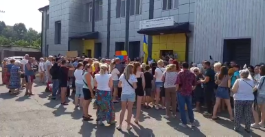 У Кам’янському люди вийшли на мітинг до офісу ДТЕК обурені довгими відключеннями