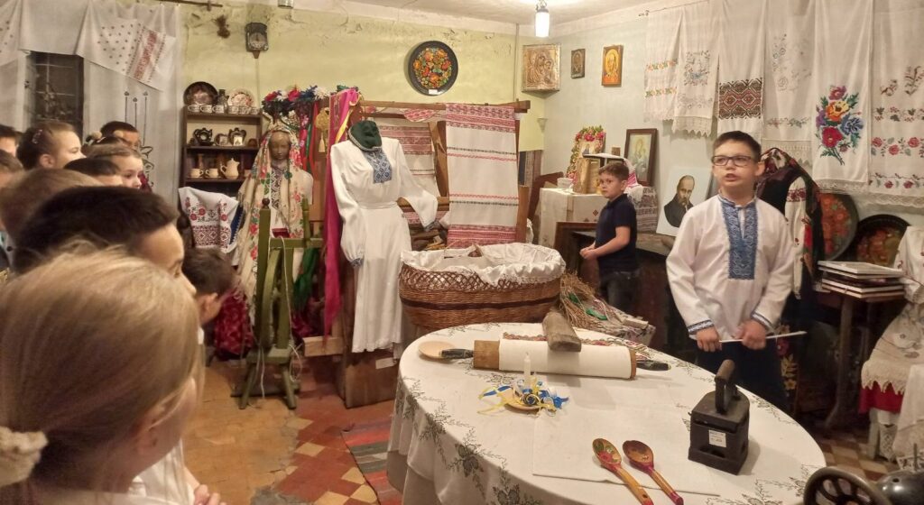 Ганна Щербина: «Отак воно йдеться, зшивається нитками пам’яті й шани. Історичної нашої пам’яті, яку нікому не відібрати»   - ФОТО
