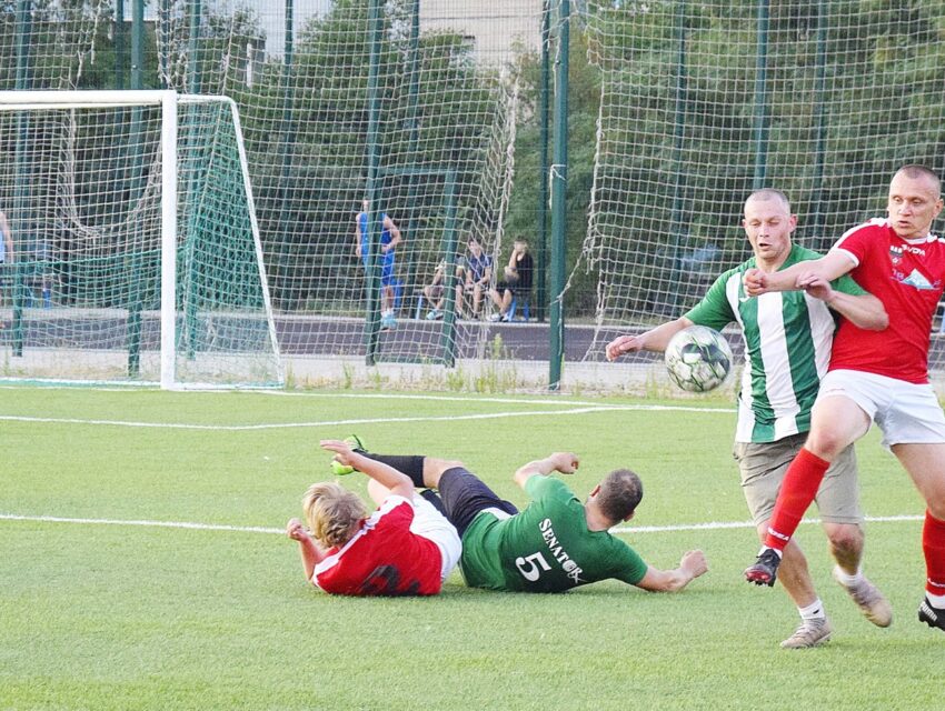 Перша поразка лідера футбольного чемпіонату Кам`янського команди “Сенатор”