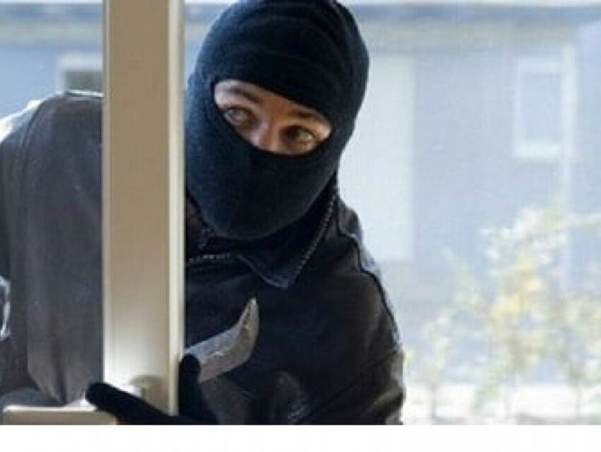 Обікрав будинок військовослужбовця: у Кам`янському районі поліційні затримали 35-річного зловмисника