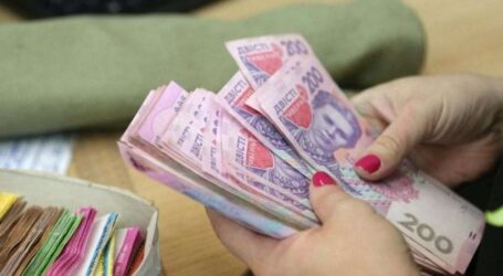 Уряд України планує відмовитися від підвищення мінімальної зарплати та соціальних виплат