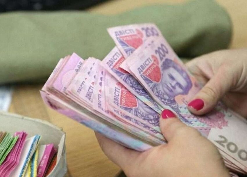 Уряд України планує відмовитися від підвищення мінімальної зарплати та соціальних виплат