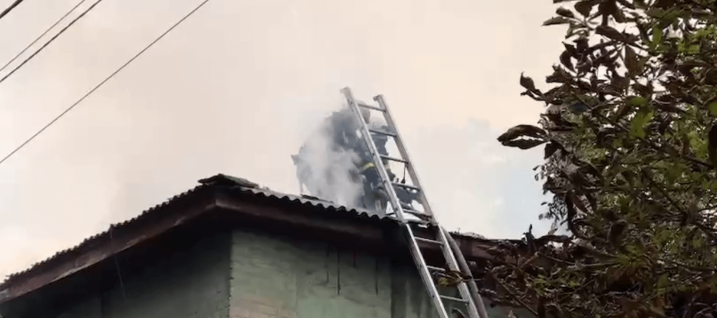 В Кам'янському сталася пожежа у багатоквартирному будинку по вул. О.Сокола - ФОТО