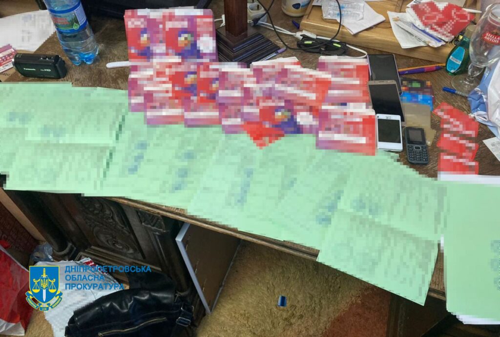 У Дніпрі злочинці на чолі з сімейним лікарем ошукали державу на мільйон гривень, виписавши безплатні рецепти фейковим пацієнтам та «мертвим душам» - ФОТО