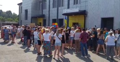 У Кам’янському люди вийшли на мітинг до офісу ДТЕК обурені довгими відключеннями