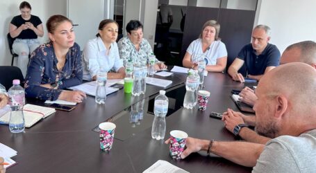 В Кам’янському представники влади та енергетики відповідали на питання мешканців щодо формування графіків відключень світла та можливостей місцевої влади впливати на них