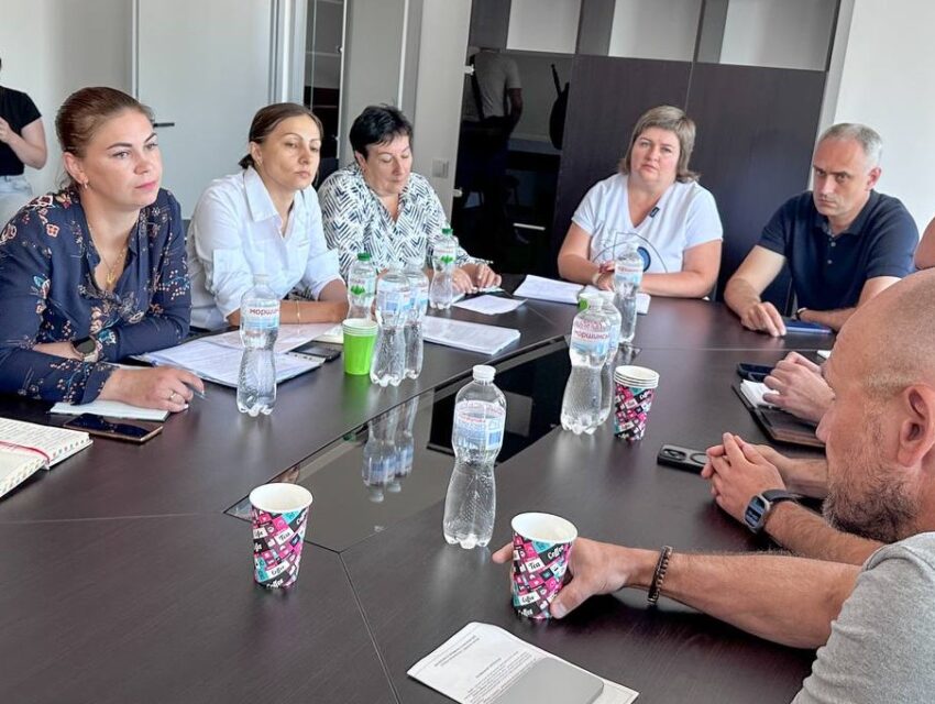 В Кам’янському представники влади та енергетики відповідали на питання мешканців щодо формування графіків відключень світла та можливостей місцевої влади впливати на них