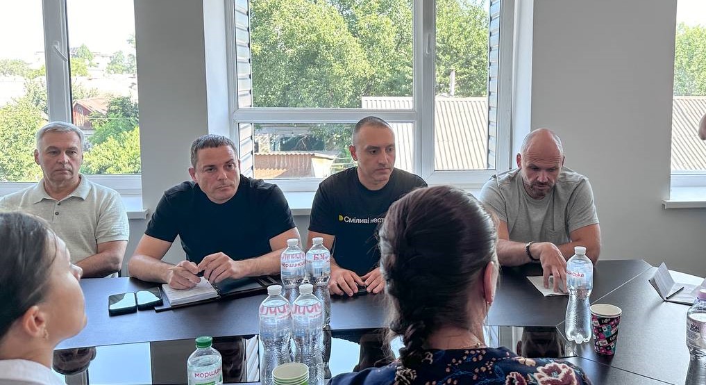 В Кам'янському представники влади та енергетики відповідали на питання мешканців щодо формування графіків відключень світла та можливостей місцевої влади впливати на них - ФОТО