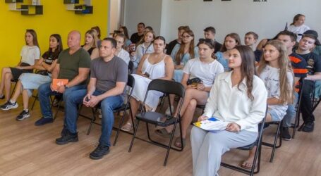 Азам волонтерської діяльності навчалась молодь Кам’янського в таборі «Молодь Camp»
