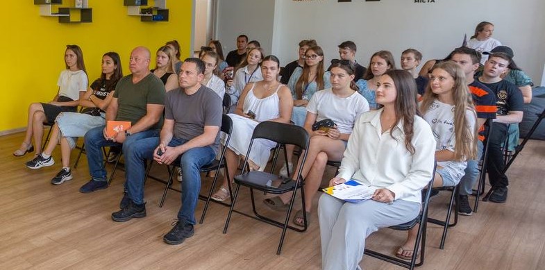 Азам волонтерської діяльності навчалась молодь Кам’янського в таборі «Молодь Camp»