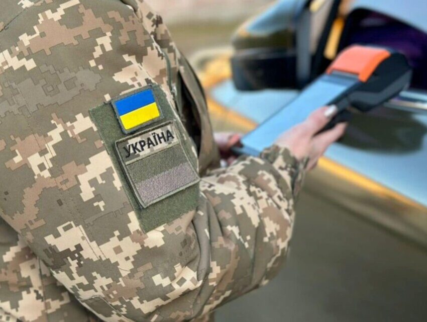 Від завтра чоловікам без військового квитка закриють виїзд за кордон