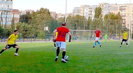 У футбольному чемпіонаті Кам`янського продовжує лідирувати команда “Сенатор”