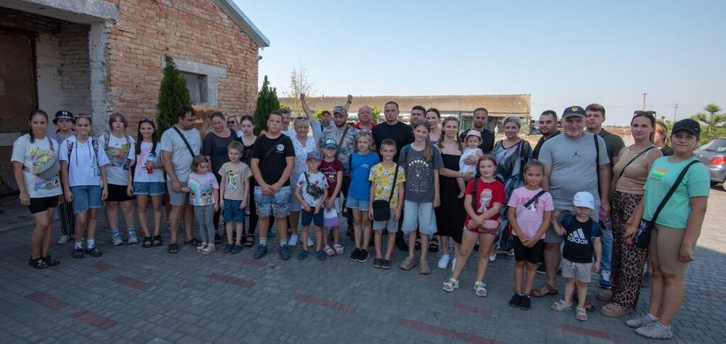 Ветеранські родини Кам'янського знайомились з міською програмою іпотерапії - ФОТО