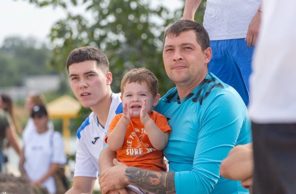 В Кам'янському провели спортивно-патріотичний захід та вшанували пам'ять загиблих на війні місцевих героїв - ФОТО