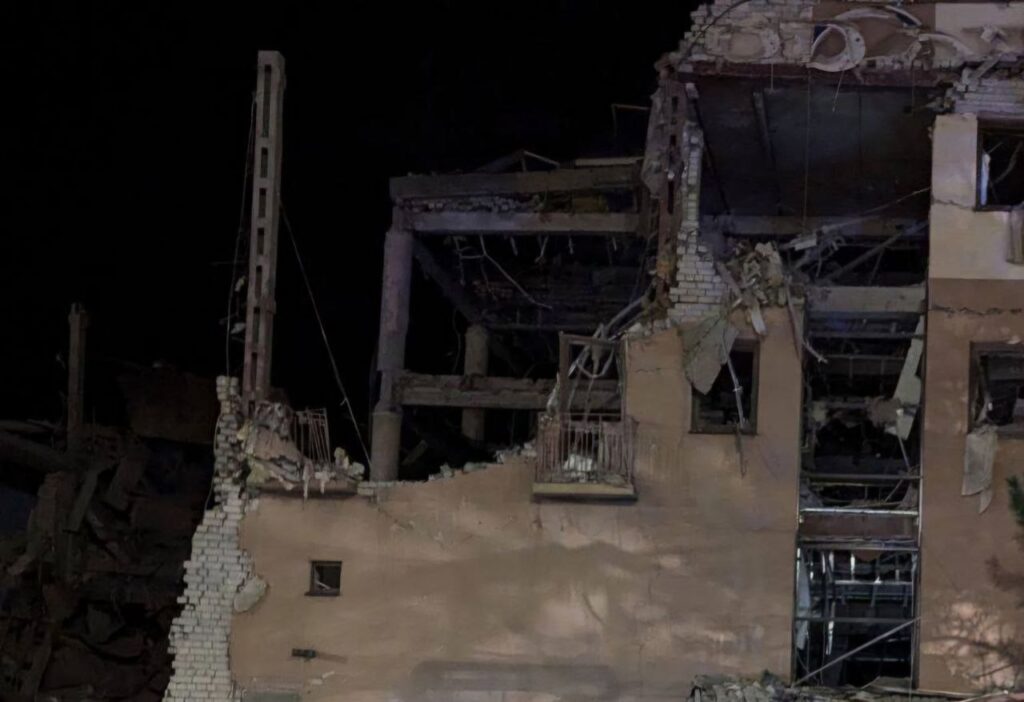 У Кривому Розі вночі росіяни поцілили в готель: є загиблі та поранені - ФОТО