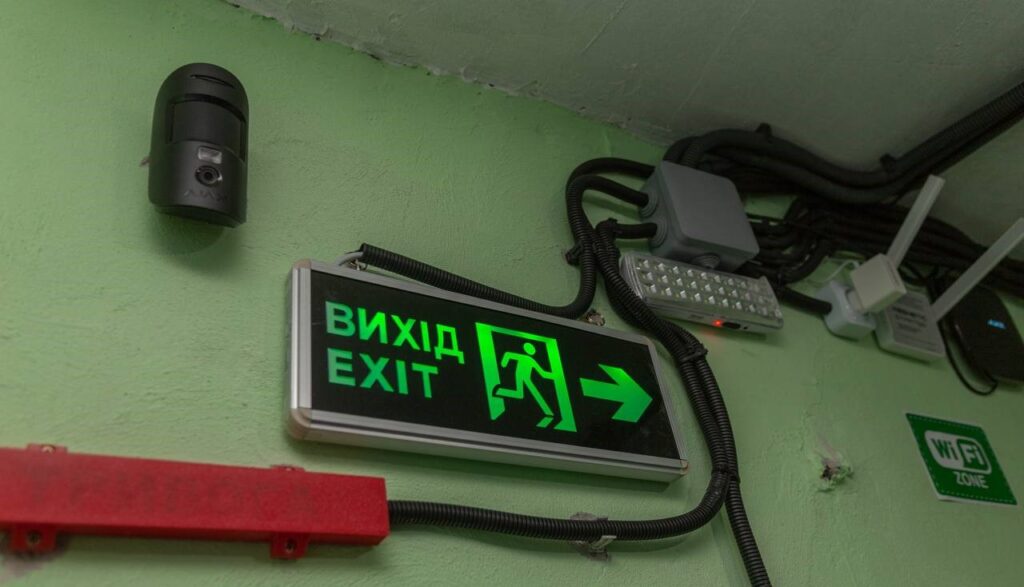 Світло, вода, вентиляція та Wi-Fi: в Кам'янському навели лад у занедбаних бомбосховищах - ФОТО