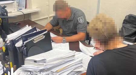 Посадовицю однієї з військчастин на Дніпропетровщині підозрюють у перерахуванні грошей своїм підлеглим за псевдобойові відрядження