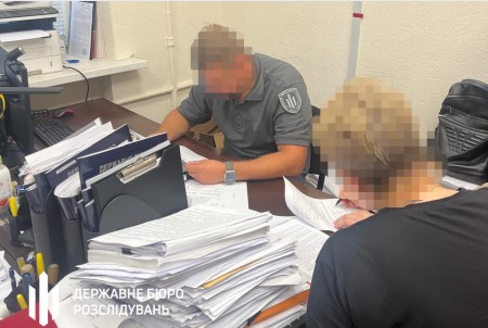 Посадовицю однієї з військчастин на Дніпропетровщині підозрюють у перерахуванні грошей своїм підлеглим за псевдобойові відрядження